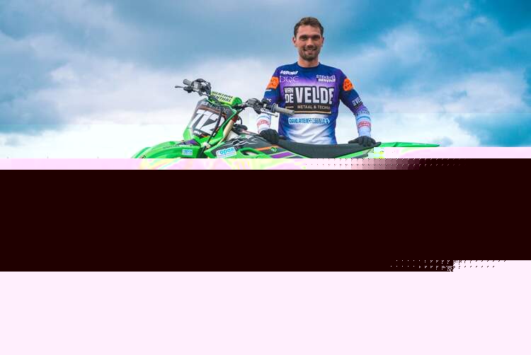 Barney Steketee met zijn Kawasaki 250SR startnummer 712